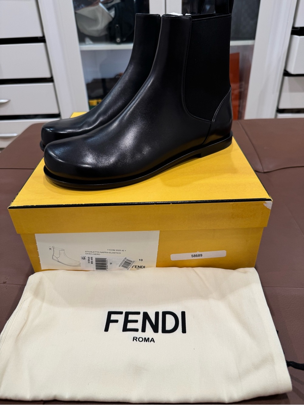 Men's Fendi Black Stivaletto
Chelsea Boot Size 11 US (10 UK).
Brand New in Box